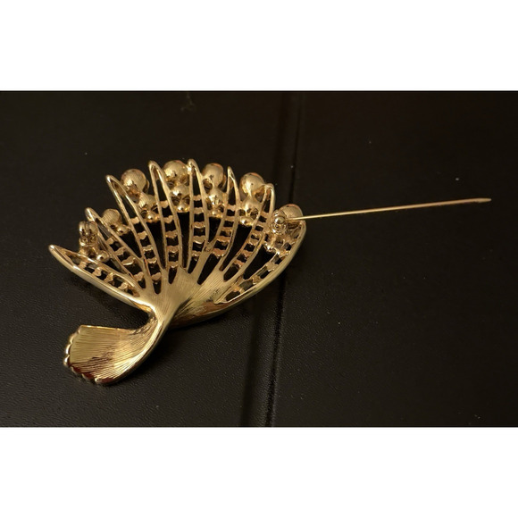 VTG  Goldstone Fan Shaped Pin brooch with Faux white Pearl accents 1960 style - Picture 3 of 7